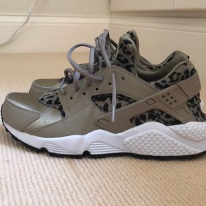 Worn once - Nike leopard air Huarache - women’s